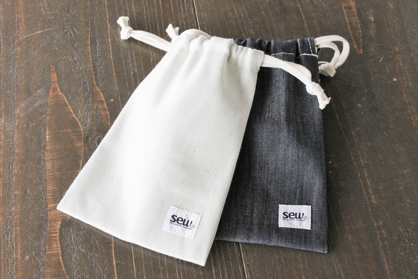 「kinchaku」B6サイズ(W15cm×H22cm)〈 ¥1,300+税〉 そのほかA5サイズ(¥1,400+税)、B5サイズ(¥1,600+税)、A4サイズ(¥1,800+税)の展開アリ。
