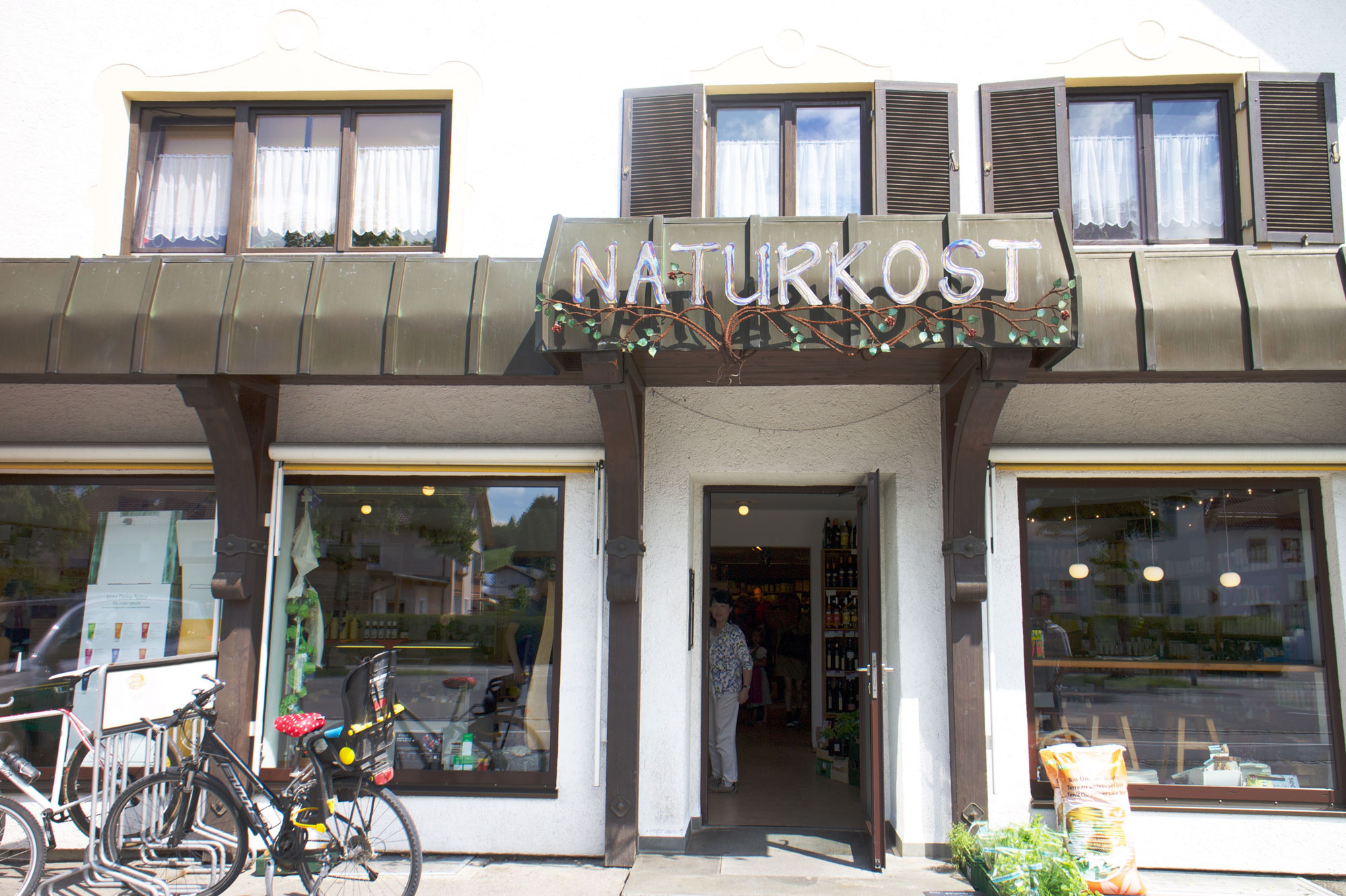Naturkost Möllerの外観。「Nature」=“ナチュラルな、自然の”+「Kost」=“食品” がお店の名前。(Photography: Mayuko Nakaishi)