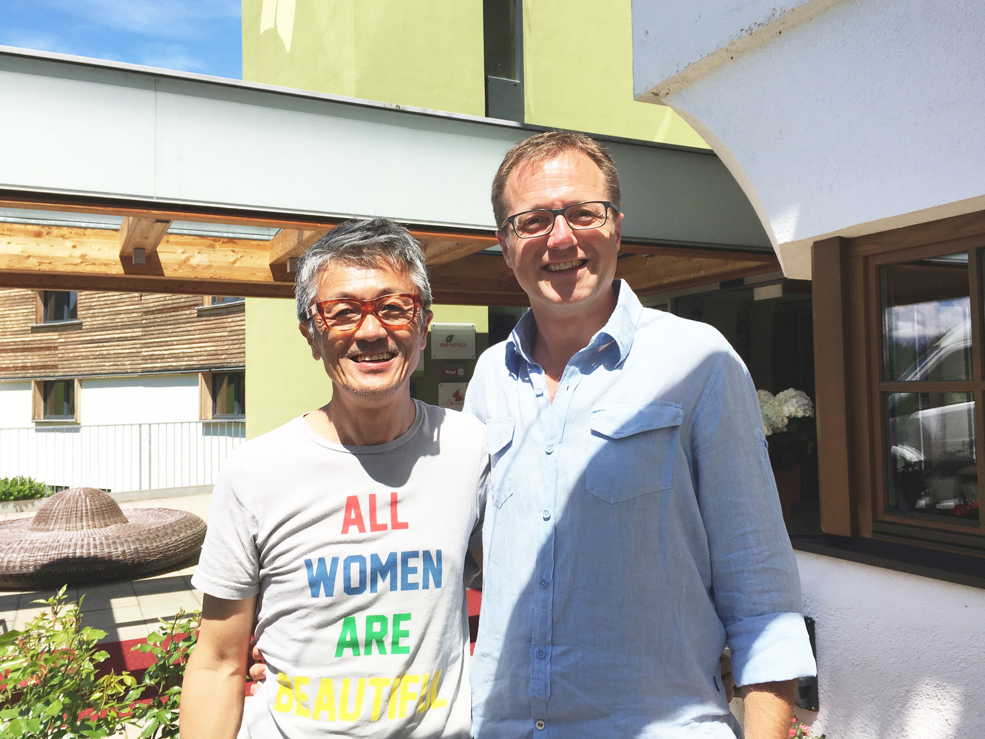 ビオホテル協会事務局長・Ludwig Gruber氏と一般社団法人日本ビオホテル協会代表理事・中石和良。(Photography: Mayuko Nakaishi)