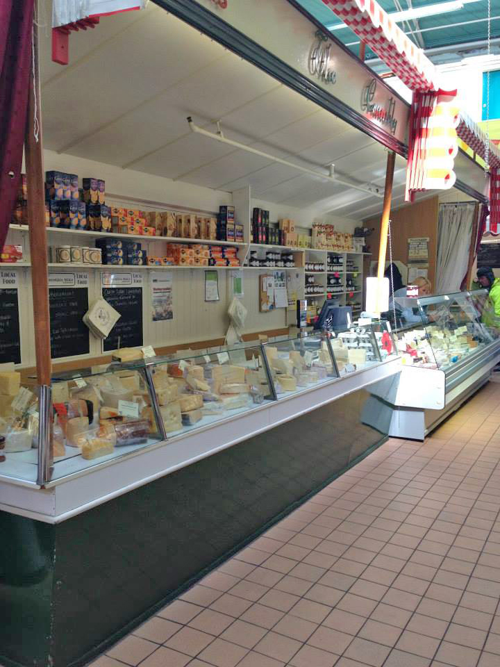 Todmorden随一のマーケットには、この地域で作られたものを使った食べものがたくさん売られていました。ここのチーズもTodmordenで作られたものだそうです。