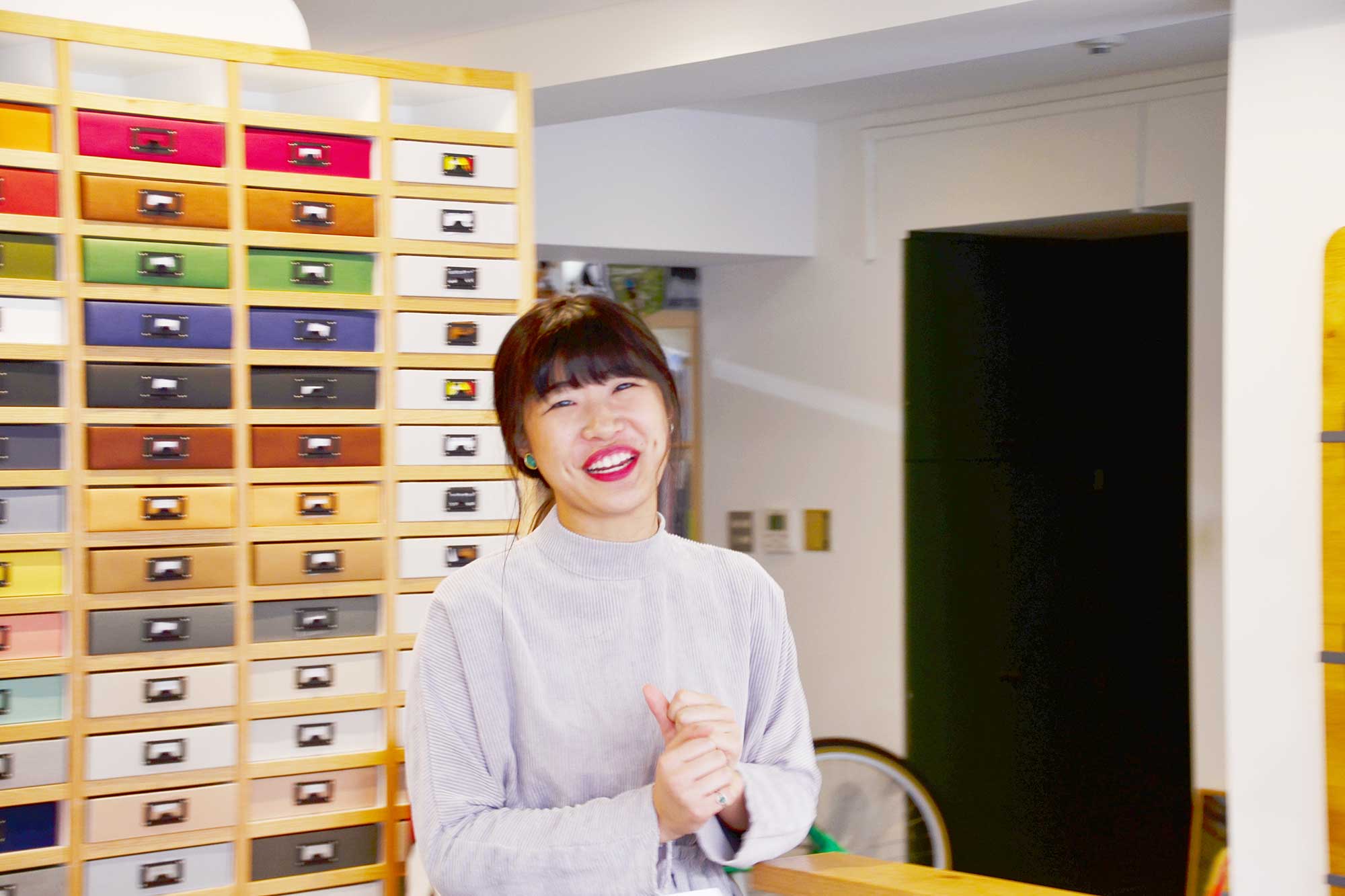 「買ってくれたお客さんが店の前を通ると、『あっ!』って(笑)。いまも通ってたんですよ! その方が、どんなのを作ったかも覚えてるんです」と言って、窓に駆け寄る穴田さん。