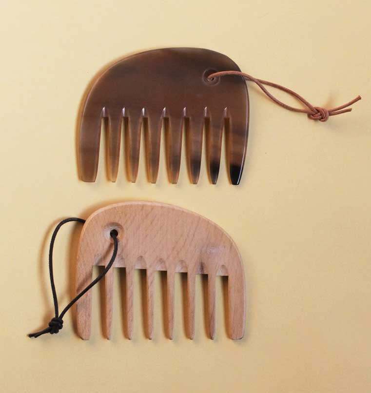 (上)Curly Bimbo Extremely Wide Teeth〈¥3,000+税、約10cm〉、(下)Curly Bimbo Extremely Wide Teeth〈¥2,000+税+約10cm〉