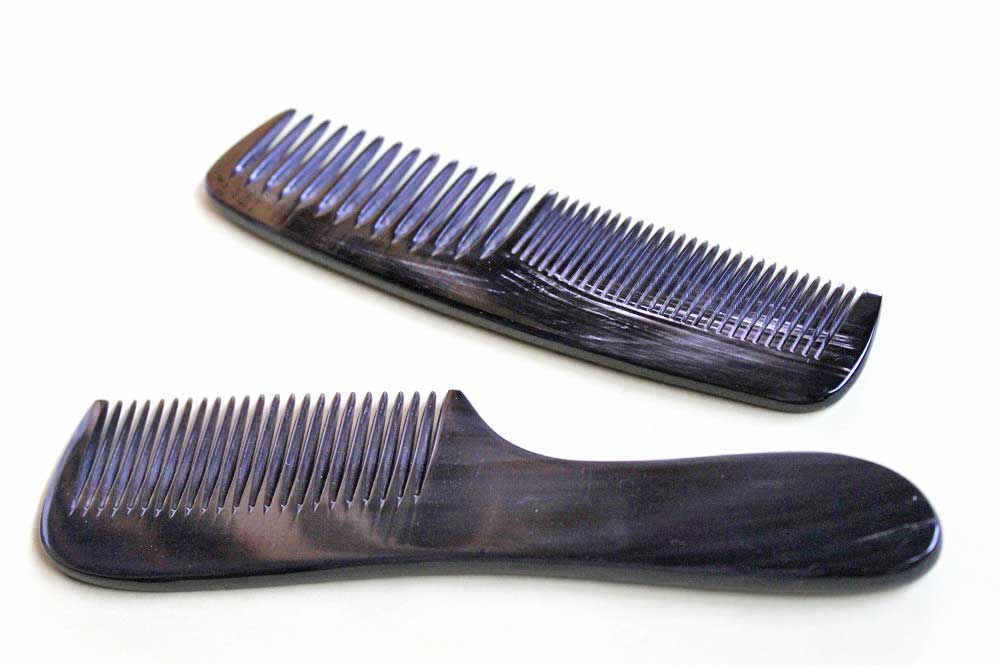 （奥）Hairdressing Comb Extra Wide×Narrow Teeth〈￥3,500＋税、約15.5cm〉 、（前）Lady’s Comb Wide Teeth〈￥3,500＋税、約17.5cm〉