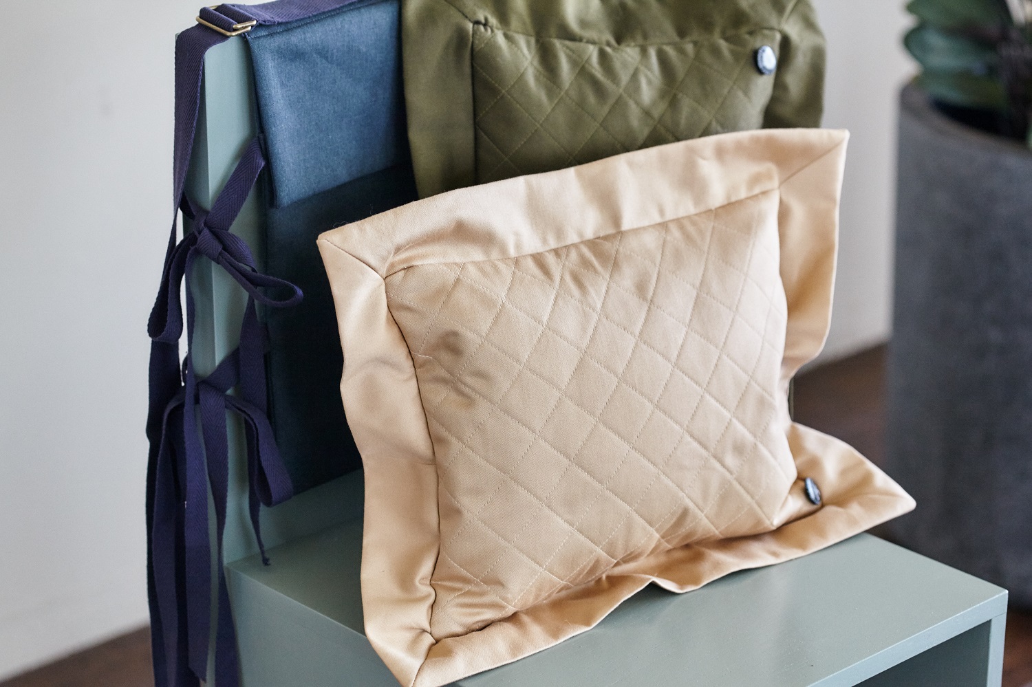 pillow bag 名前のとおり、枕のようなクラッチバッグ。（￥16,000＋税、color：black・beige・khaki）