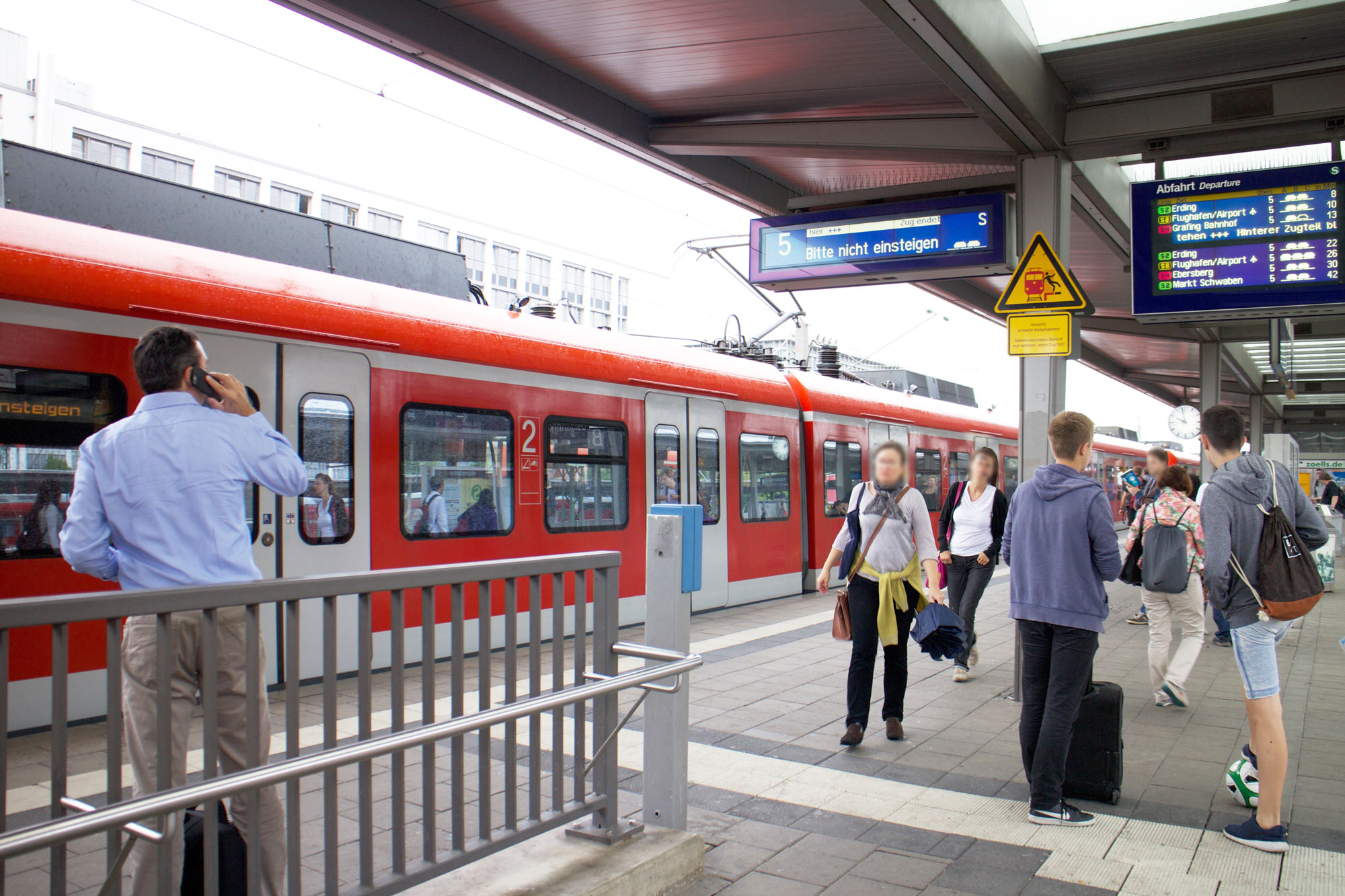 Sバーンの駅ホーム〈左〉と、乗車券〈右〉。（Photography: Mayuko Nakaishi）