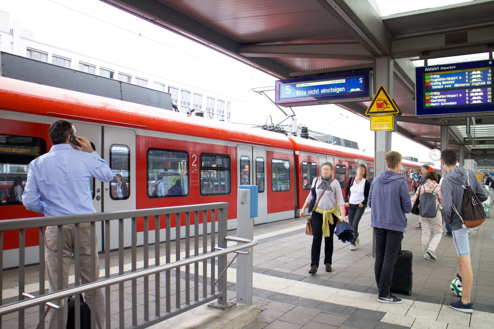 Sバーンの駅ホーム〈左〉と、乗車券〈右〉。(Photography: Mayuko Nakaishi)