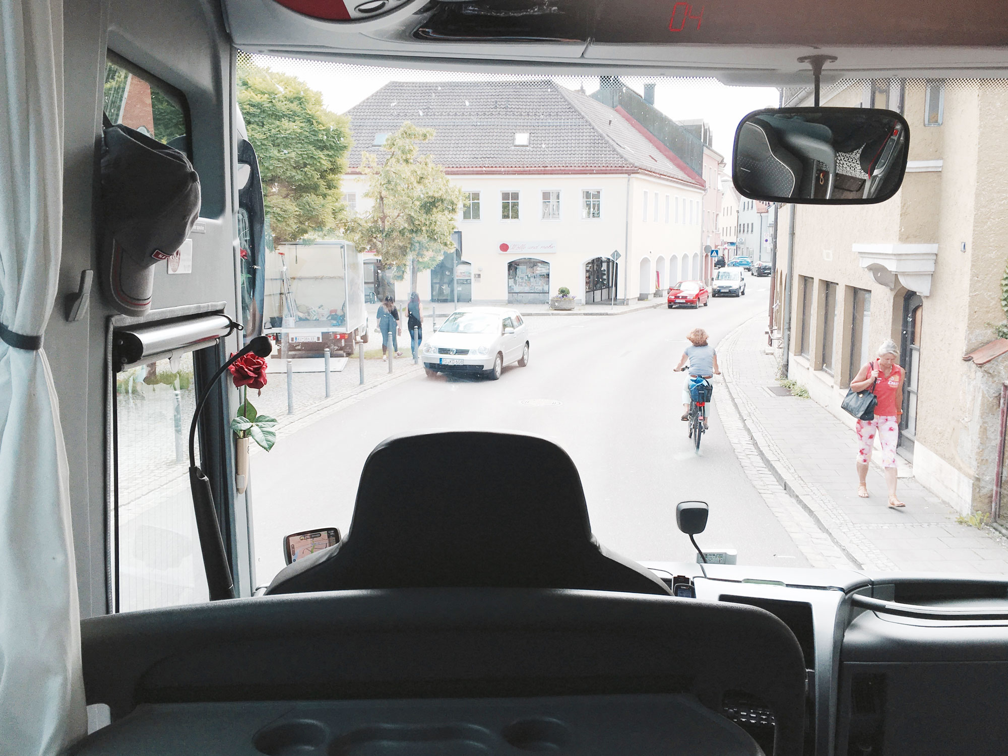 バスの車窓から。バスから街の様子を見ることで、学ぶこともたくさんありました。（Photography: Mayuko Nakaishi）