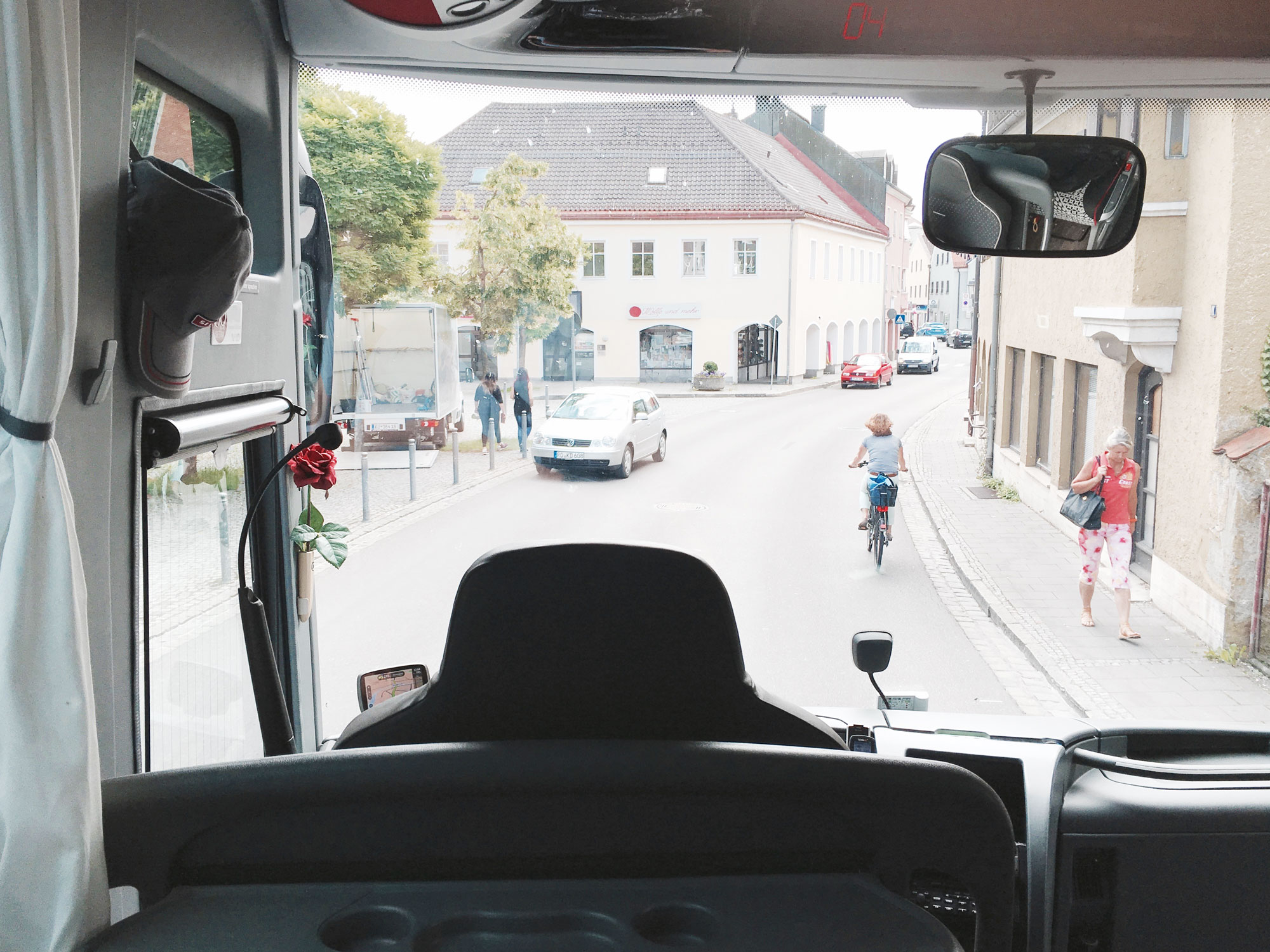 バスの車窓から。バスから街の様子を見ることで、学ぶこともたくさんありました。(Photography: Mayuko Nakaishi)