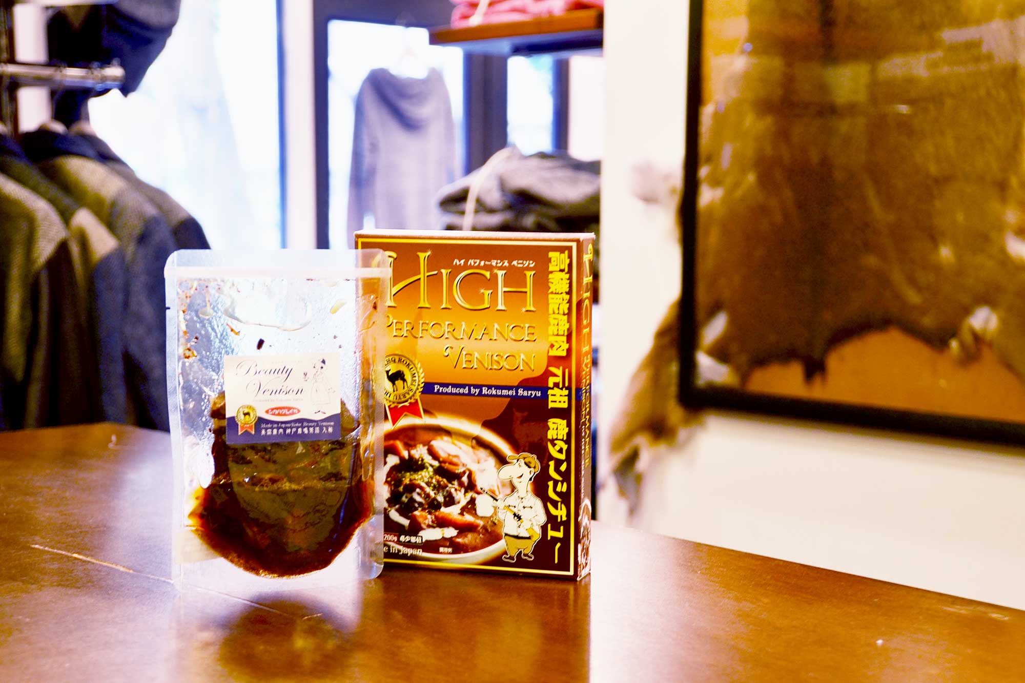 (左)ハツのしぐれ煮〈¥850+税、70g〉、(右)レトルトのタンシチュー〈¥1,350+税、200g〉。どちらも店舗で購入可能。
