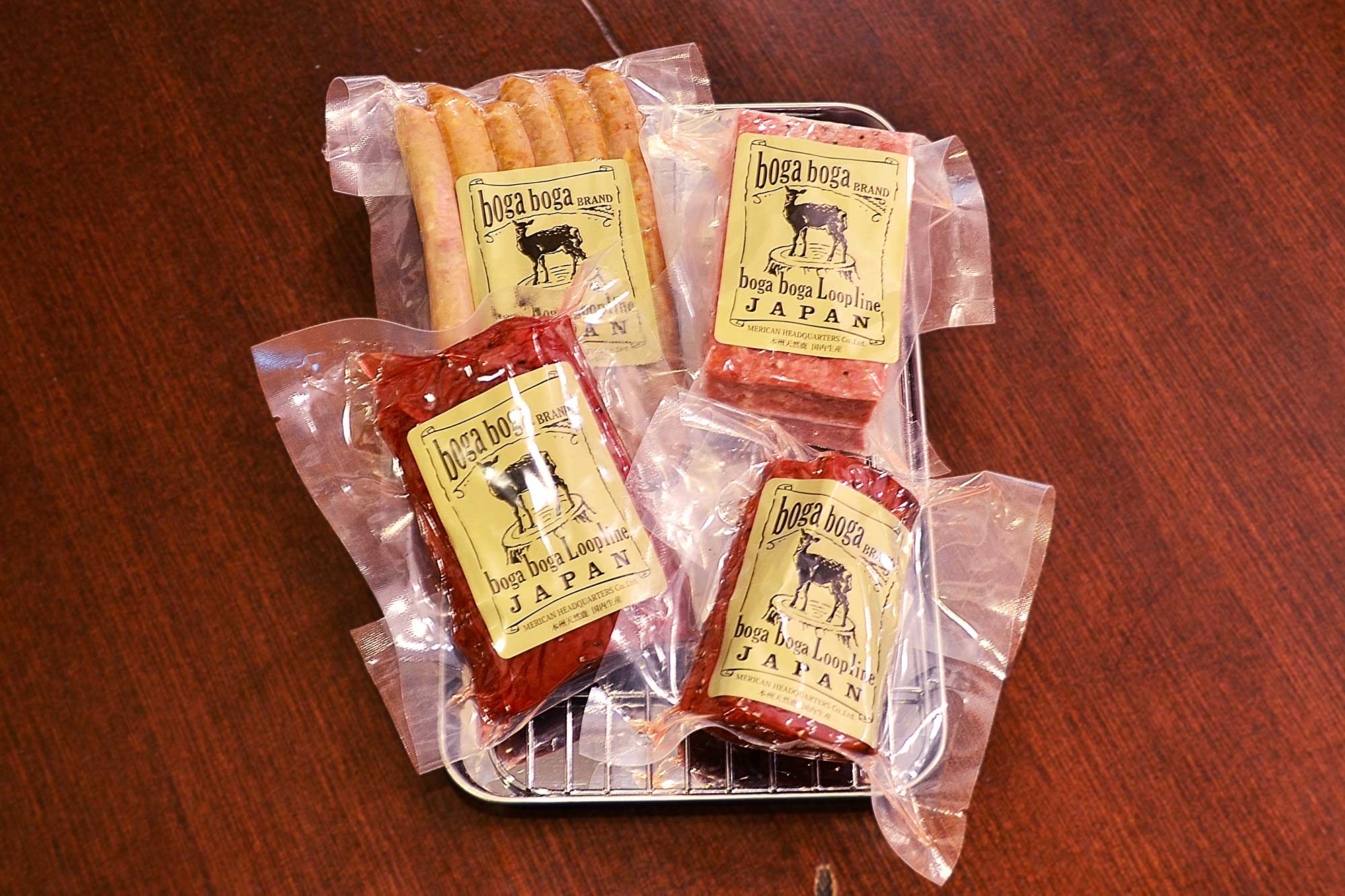 (左上から時計回り)ソーセージ〈¥960/1pac〉、ミートローフ〈¥600/100g〉、ハム〈¥1,000/100g〉、ハム・ハーフサイズ〈¥1,000/100g〉(全て税別)