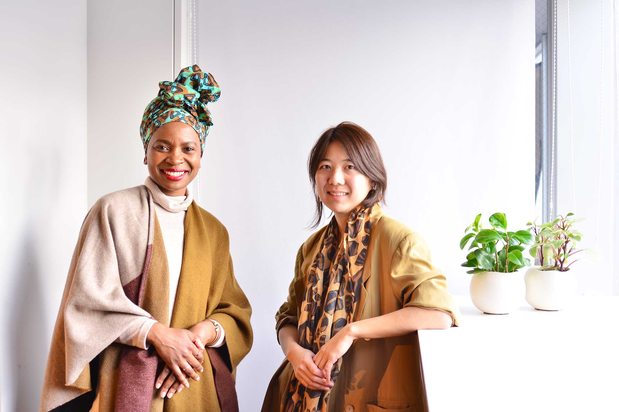 (左)MPHO MUENDANE CO-FOUNDER/CREATIVE DIRECTOR 南アフリカでデザインやテキスタイル技術のマスターコースを卒業したのち、グラフィックデザイナーとしての勤務経験、テキスタイルデザイナーとしての実務経験や受賞経験をもち、2013年に、米国南ニューハンプシャー大学での非常勤講師として教鞭をとり、以降、米国東海岸を拠点としている。 (右)MAKI NAKATA CO-FOUNDER/MANAGING DIRECTOR コンサルや戦略・財務担当として、タイ、中国、日本で消費財メーカーやグローバルブランドのリテールビジネスの実務経験があり、2014年には米国タフツ大学フレッチャースクールにて国際経営修士を取得。東京を拠点にグローバルに活動。2015年日本起業家賞・クリエイティブビジネスカップ賞受賞、2015年TOKYO STARTUP GATEWAYファイナリスト・アクセレレータープログラムメンバー。