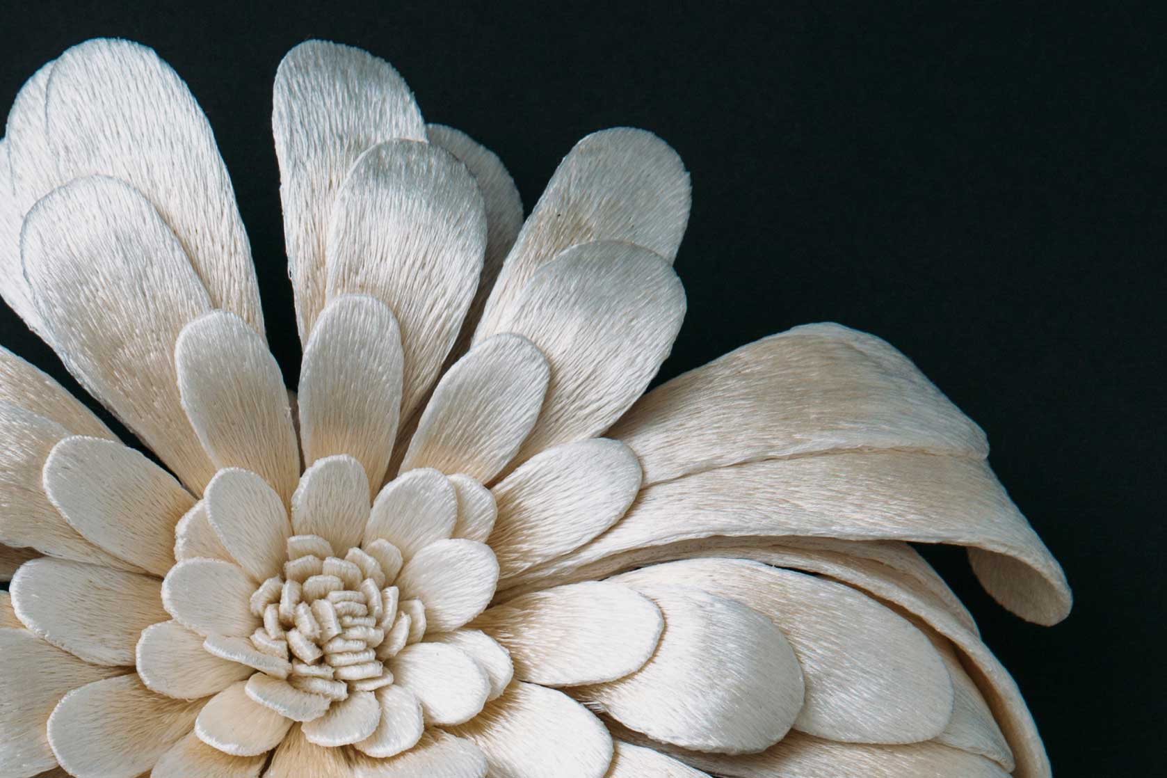 うっとりするほど美しい刺繍の花飾り 「emi takazawa」新作展「水金地