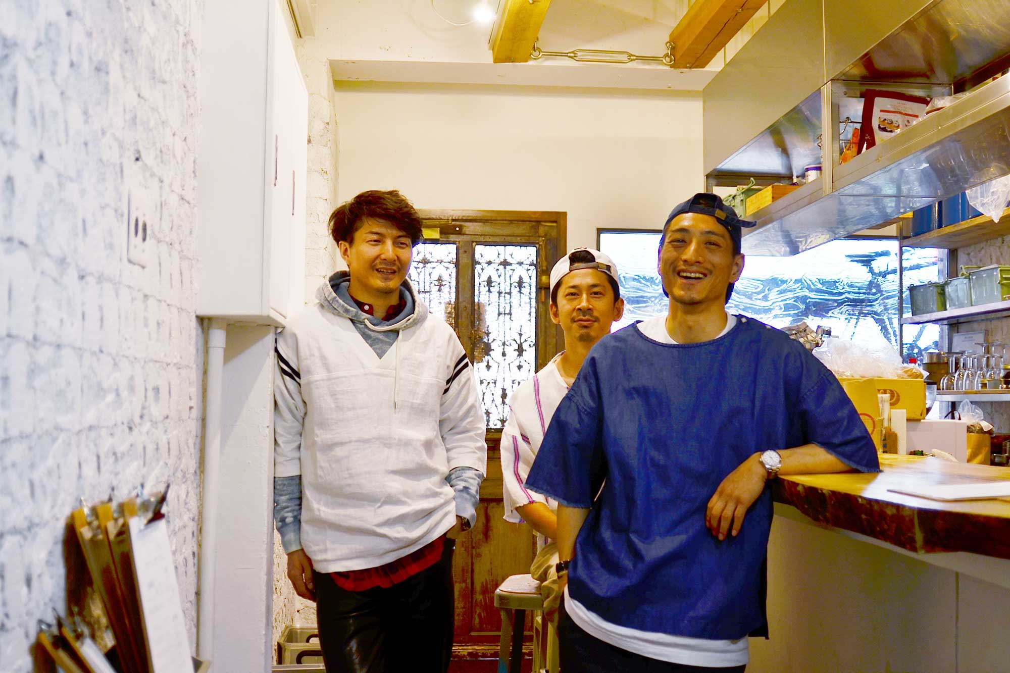 左から、上野さん、鈴木さん、宇土さん。上野さんが経営するサンドイッチ専門店「TOLO SAND HAUS」（池尻大橋）にて。