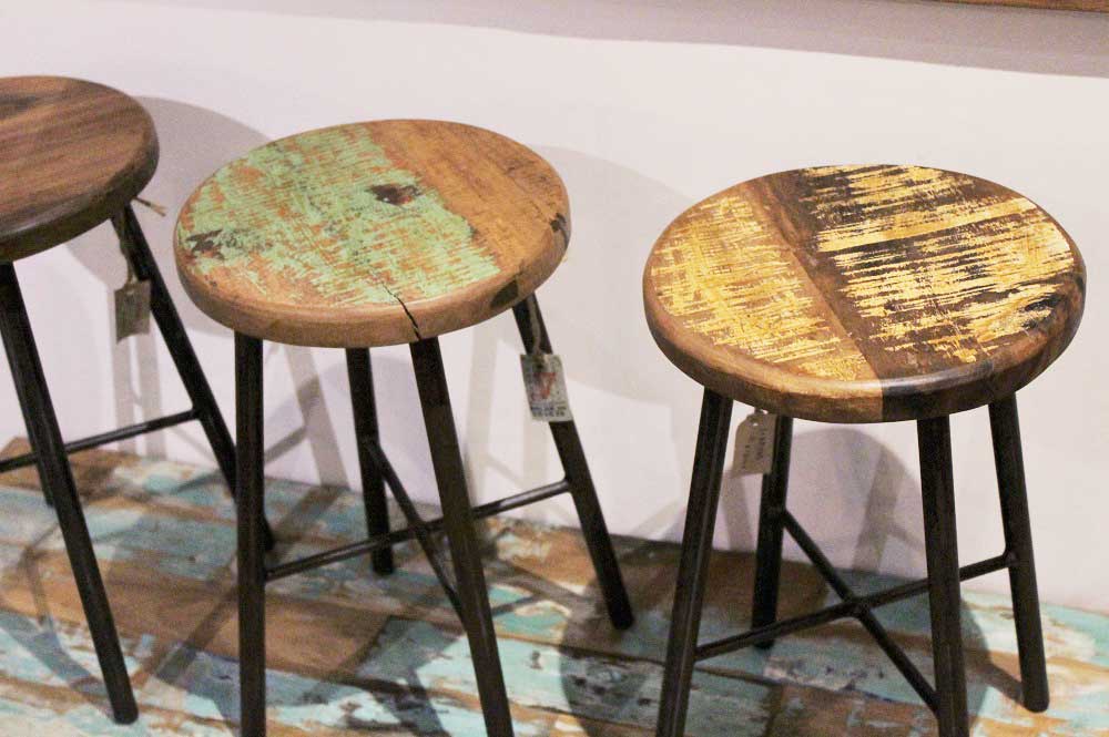 シンプルな丸い座面と鉄脚を組み合わせたスツール・アイスツール〈¥17,320+税〉