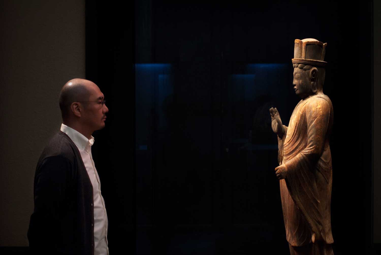 帝釈天立像（平安時代・10世紀、東京国立博物館蔵）。 『9〜10世紀前後の仏像は、頭部と体幹部を一本の木で作る「一木造（いちぼくづくり）」が主流でした。この仏像も一木造で作られています。その後、効率化や、大きな木の減少のため、いくつかの木を接合して作る「寄木造（よせぎづくり）」へと変わっていきます。 この仏像のように一本の木から作る場合、主に一人の手で、時間をかけて作られたことが想像できます。そのため、作った人の個性が出やすく、独特の仏像が多くあるのも、この時代の特徴です。 ただ、一木造で内部をえぐっていない像は、重量が重くなることと、木の割れが入りやすいということがあります。この仏像も、背面に大きな亀裂が入っています。また、この時代では、木そのものを神の依り代とみる考えも強く、その木を生かすかたちで彫刻された像も少なくありません』。